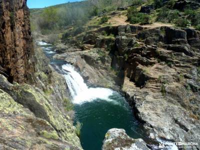 Cascadas del Aljibe - Arquitectura Negra;la senda del oso sistema central peña trevinca cabo de cre